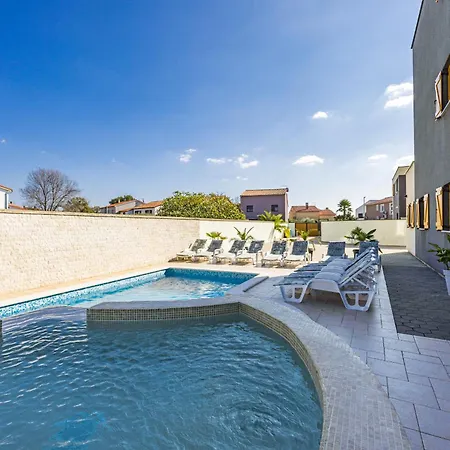 Palatium For 14 People In With Sauna & Jacuzzi Only 800 Meters From The * Fažana