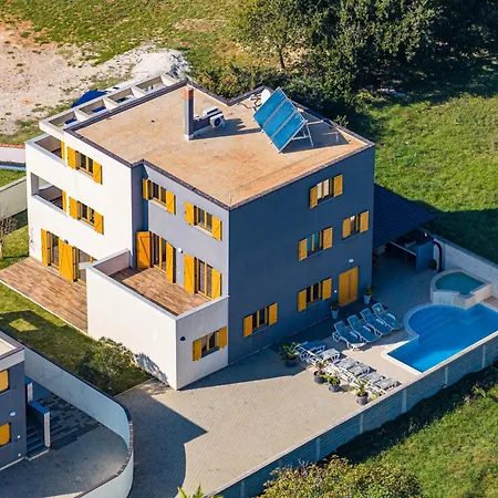 Palatium For 14 People In With Sauna & Jacuzzi Only 800 Meters From The * Fažana