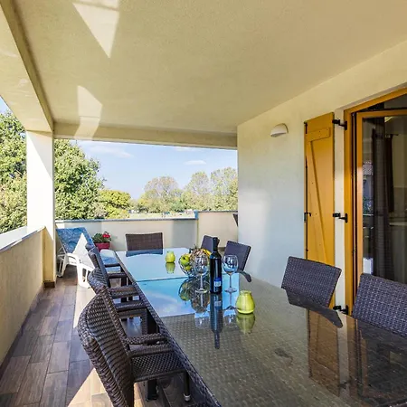 Palatium For 14 People In With Sauna & Jacuzzi Only 800 Meters From The * Fažana