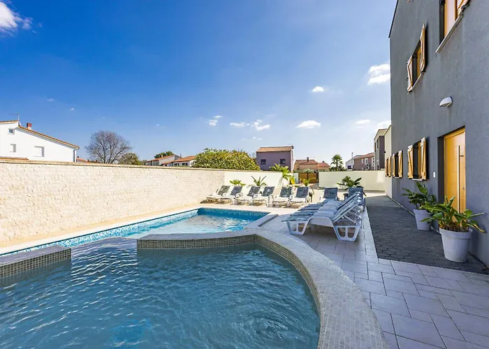 Palatium For 14 People In With Sauna & Jacuzzi Only 800 Meters From The * Fažana