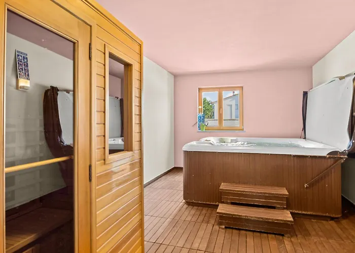 Palatium For 14 People In With Sauna & Jacuzzi Only 800 Meters From The *